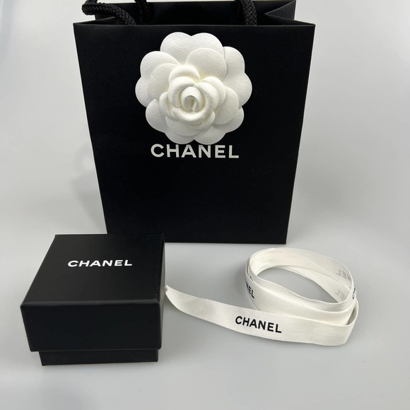 NIB CHANEL 22S CC NO.5 PERFUME BOTTLE DROP EARRINGS - Picture 13 of 15